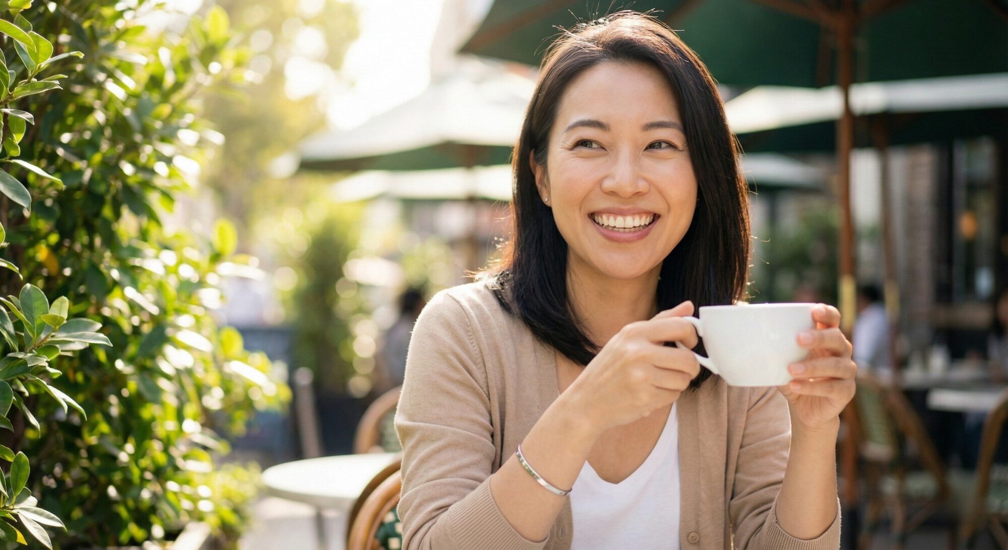 回復してすっきりした目元で微笑む女性