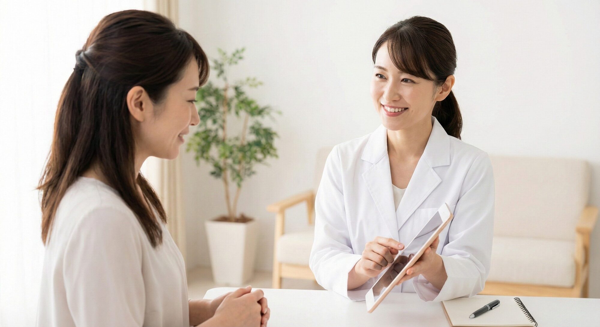 クリニックでカウンセリングを受ける女性