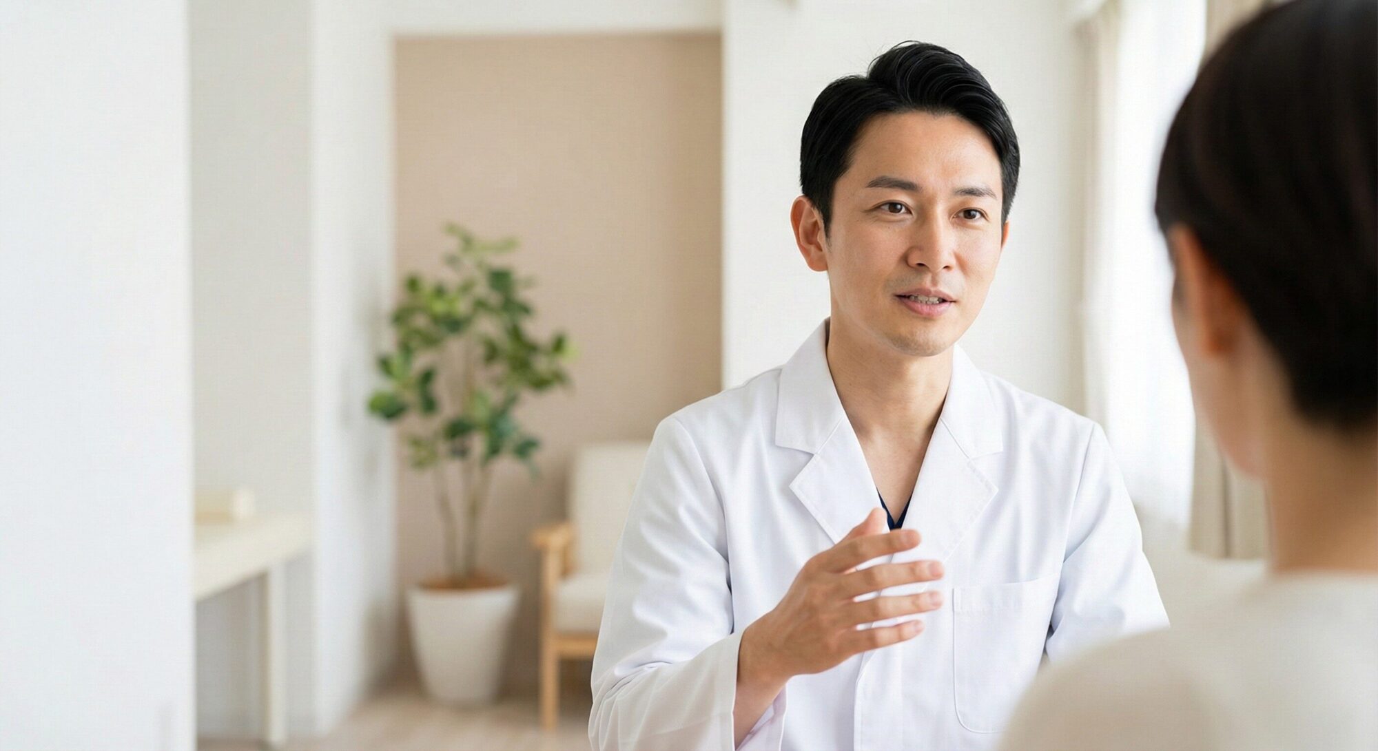 脂肪吸引について説明する医師